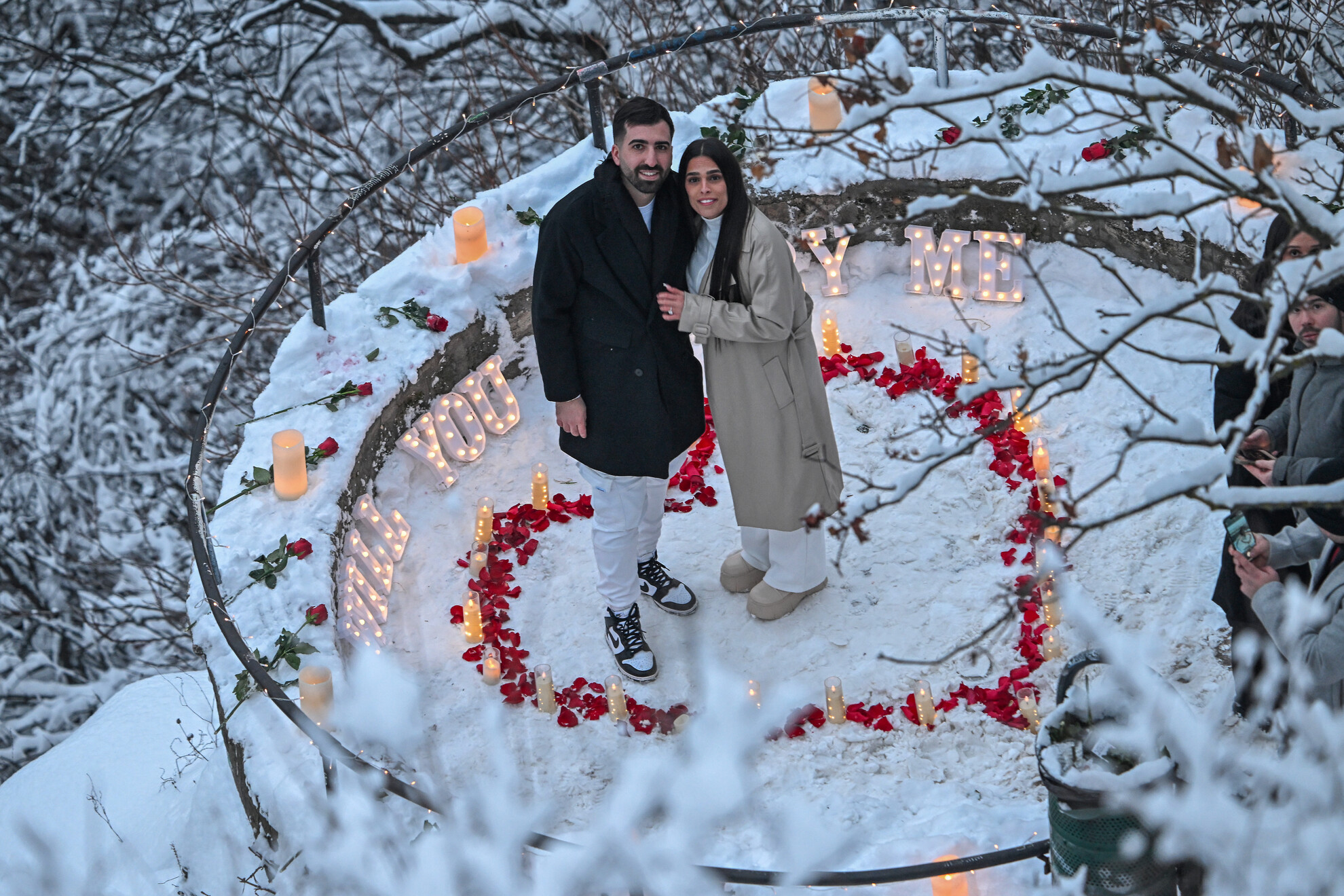 A lánykérés is sokkal hangulatosabb fehér hótakarón