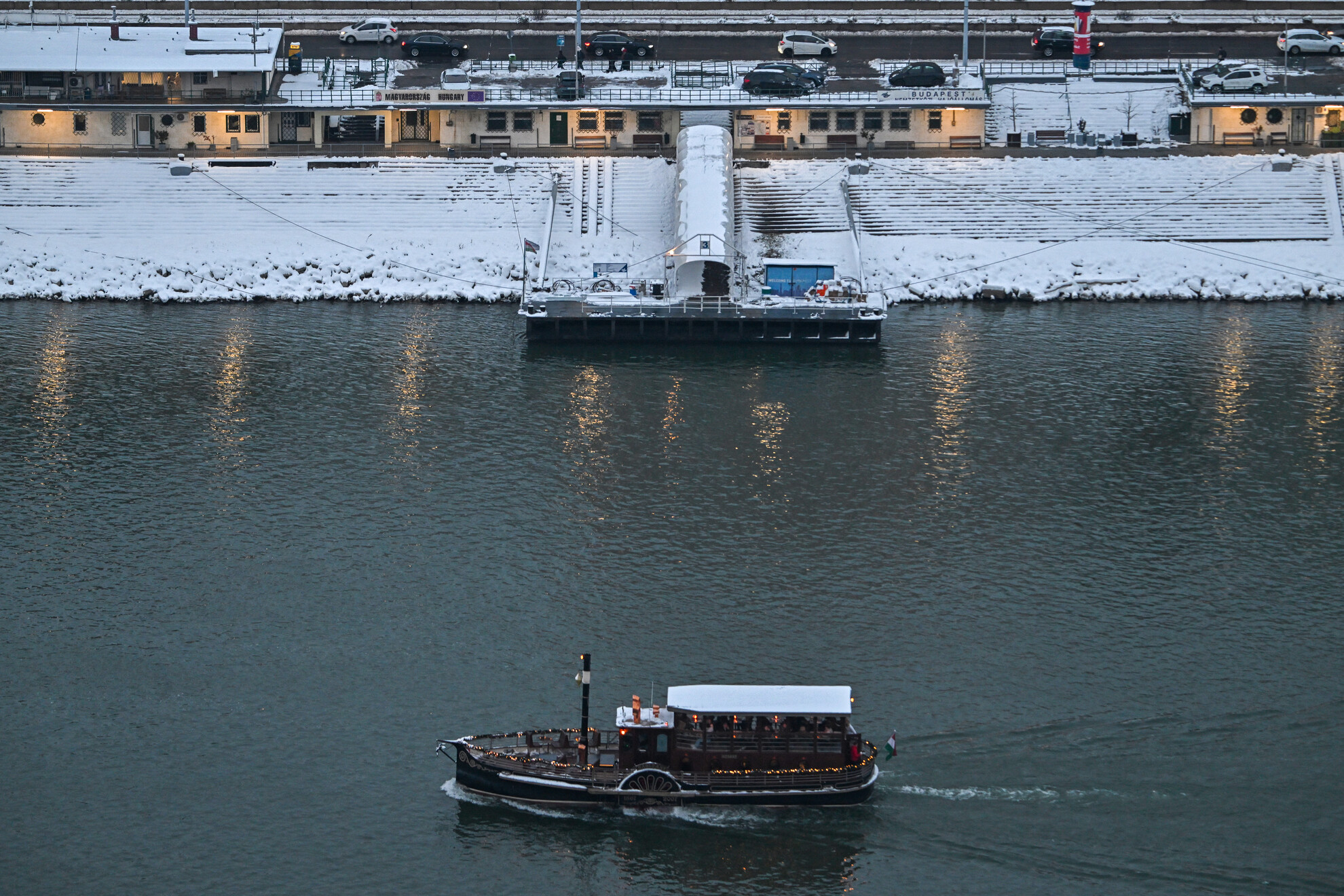 Egy turistahajó a dunai kikötőnél Budapesten