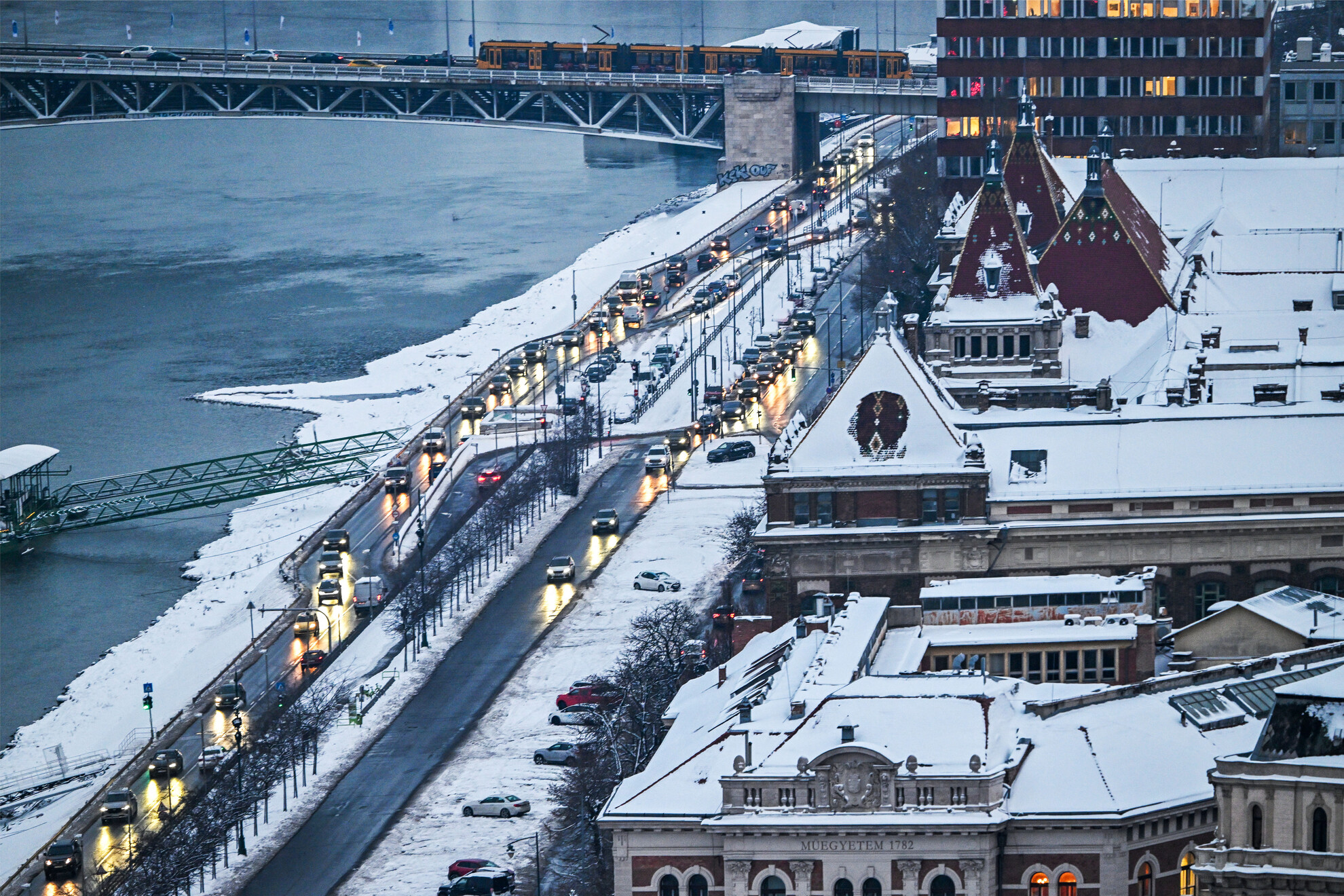 A Duna-part naplementekor a Petőfi híd közelében