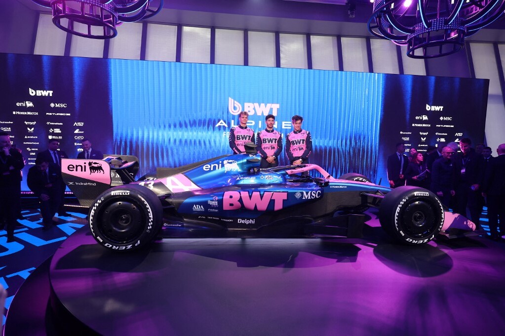 (b-j) Az észt teszt- és tartalékpilóta, Paul Aron, a francia pilóta, Pierre Gasly és az argentin pilóta, Franco Colapinto mutatta be Barcelonában az Alpine F1 új autóját a 2026-os szezonra