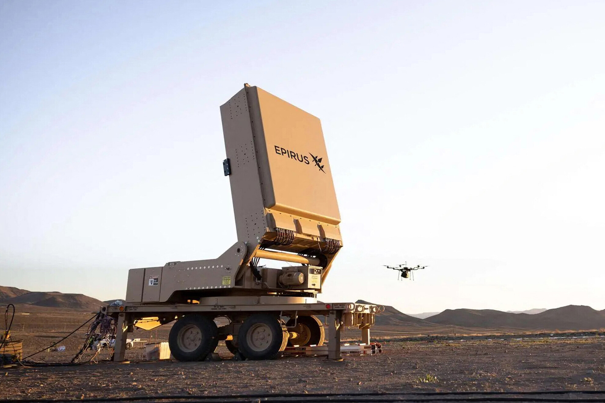 Epirus egy nagy teljesítményű drónellenes fegyver egyetlen csapással 49 drónt lőtt le az égből egy bemutató során. A mikrohullámú sütővel működő Leonidas energiát irányít az ellenséges pilóta nélküli repülőgépek raja felé.