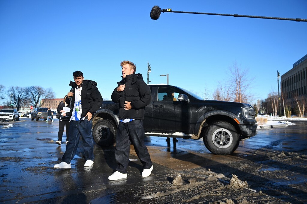 Arvid Lindblad (Nagy-Britannia) és Liam Lawson (Új-Zéland) a Visa Cash App Racing Bulls csapatából megérkeztek a szezonnyitójára Detroitba