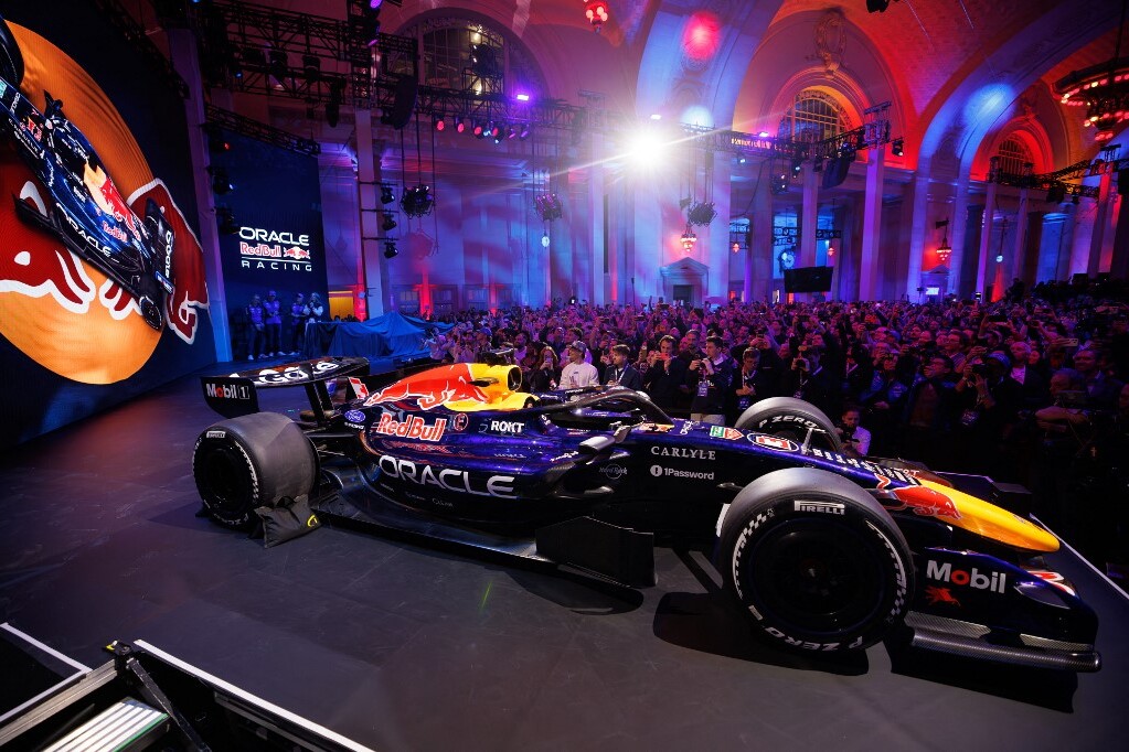 Az Oracle Red Bull Racing és a Visa Cash App Racing Bulls a csapatok szezonnyitó rendezvényén, az amerikai Detroitban mutatta be 2026-os Forma-1-es versenyautóinak festését. A bemutató alkalmával az Oracle Red Bull Racing visszatért az eredeti, 2005-ös dizájn ihlette fényes felülethez, míg a Visa Cash App Racing Bulls elegáns, teljesen fehér megjelenést kapott