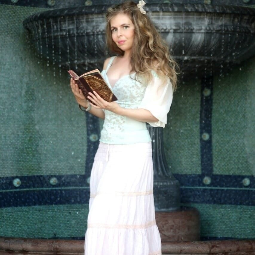 Viola Szandra  a kötetével