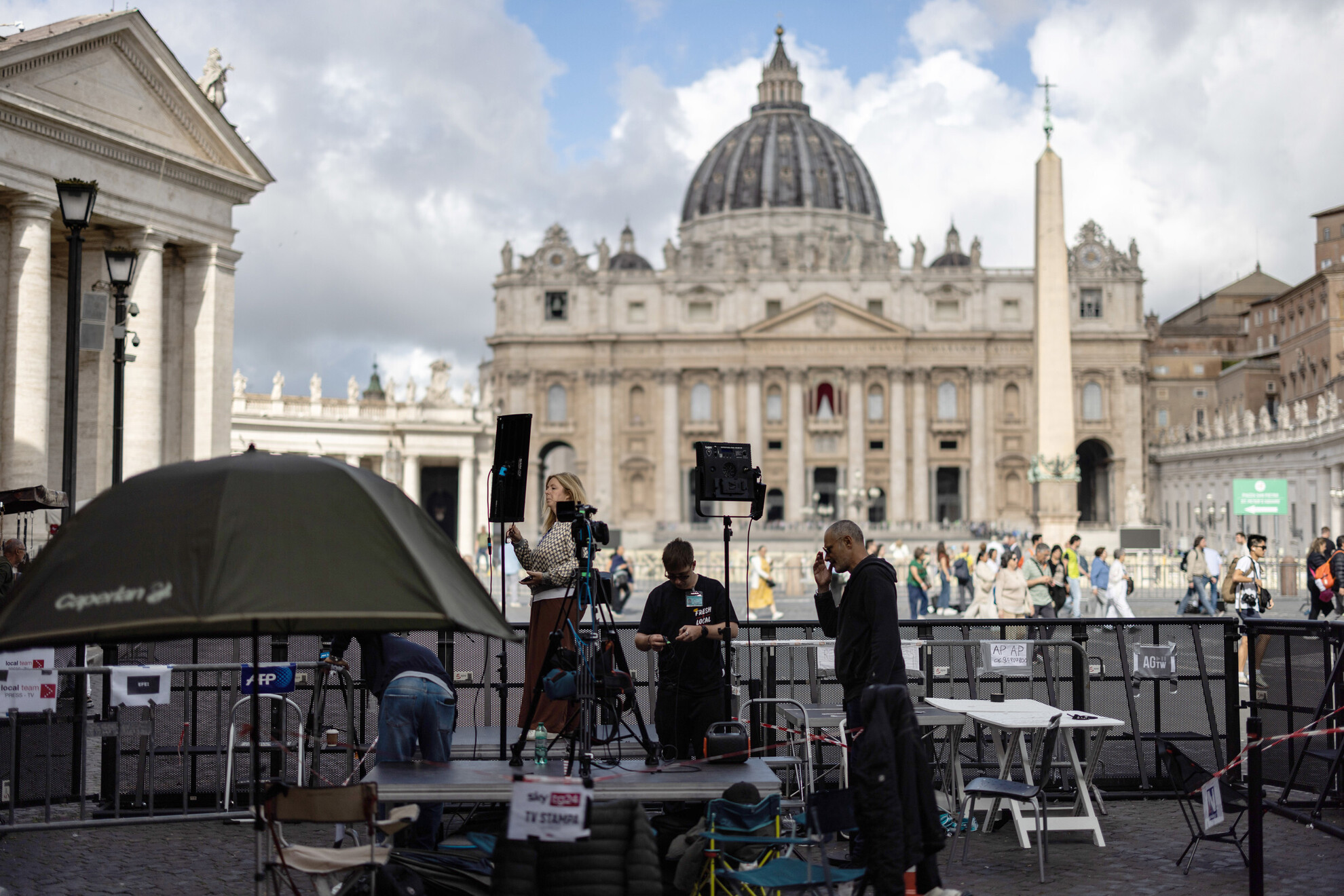 Televíziós stáb a Szent Péter-bazilika előtt. Az új pápa megválasztására irányuló konklávén. Ezen a napon a bíborosok utoljára találkoznak, hogy felkészüljenek a választásra.