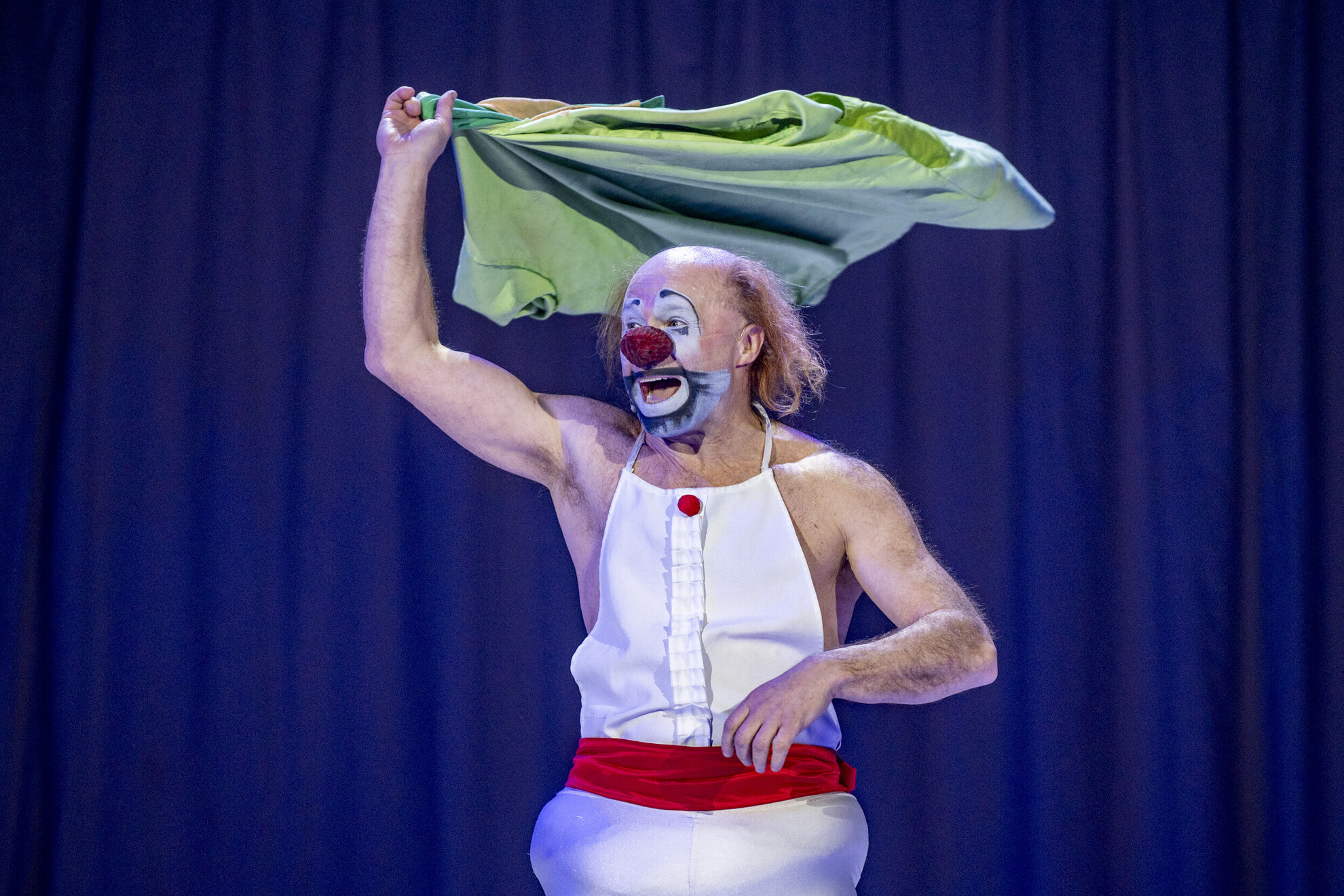 Anatoli Akerman már az előcsarnokban megkezdte a nézők szórakoztatását