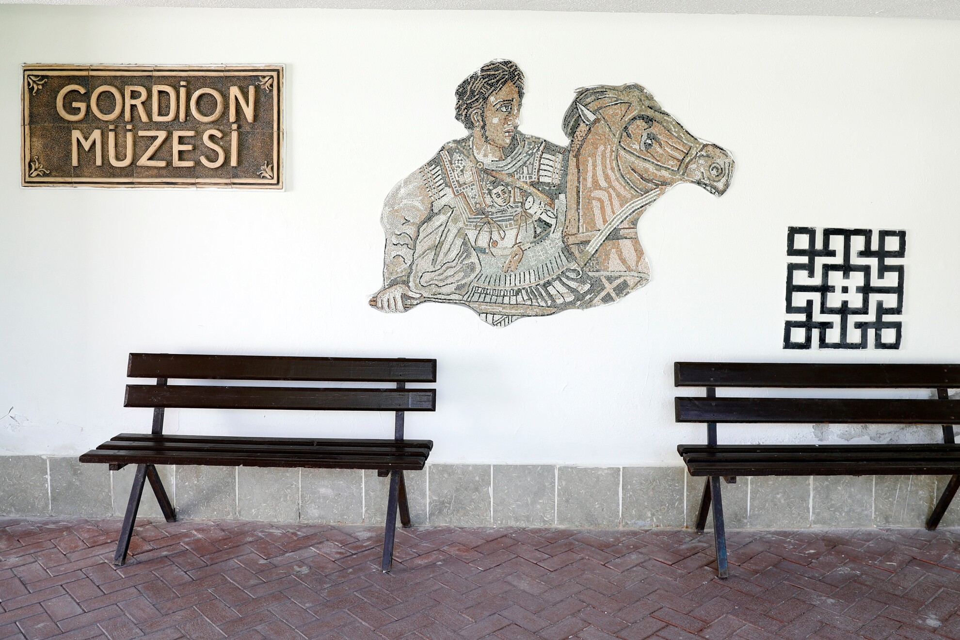 A  Gordion ősi lelőhelyén létrehozott múzeum bejárata, amely az UNESCO Világörökségi listáján szerepel, Ankarában, Törökországban. A fríg főváros, Gordion Jaszihōjuk faluban található, a török ​​főváros, Ankara Polatli kerülete közelében.