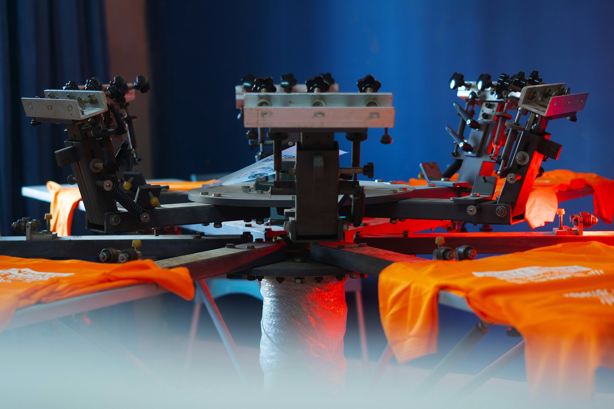 A drónok világában van egy mondat, amit a fronton állítólag gyakran hallani: „Nem az nyer, akinek a legjobb drónja van, hanem akinek holnapra is van drónja.”