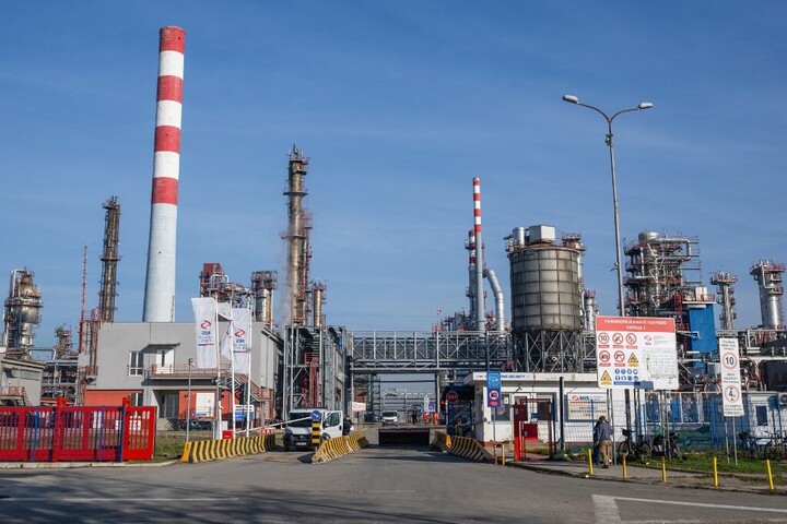 Fotó: AFP/Andrej Isakovic Mi készül Szerbiában? Gőzerővel töltik fel az új dízeltárolókat