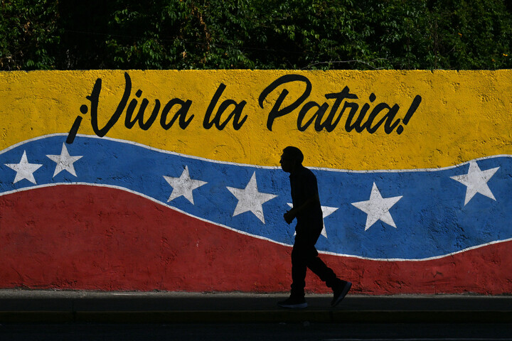 Több mint száz politikai foglyot engedett szabadon a venezuelai kormány