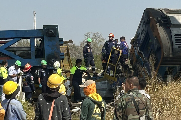 Daru zuhant rá egy vasúti szerelvényre Thaiföldön