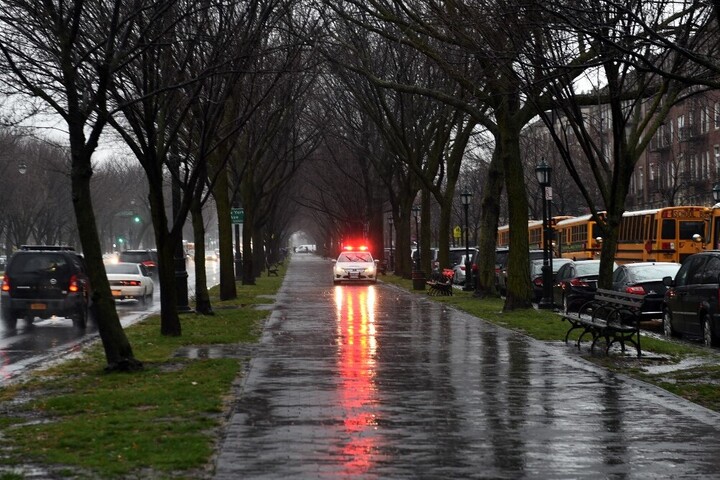 Gyűlölet-bűncselekmény New Yorkban: zsinagógának hajtott egy autó