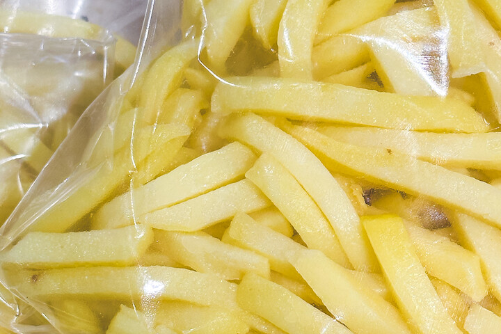 Angliában az egyik strandot elárasztották a sült krumplik