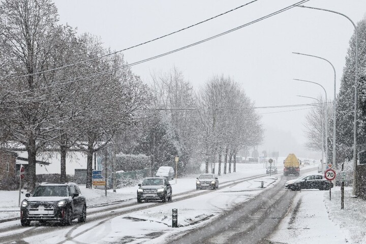 Ez történik, ha havat hagyunk a motorháztetőn
