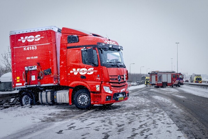 Elakadt, keresztbe fordult kamionok okoznak torlódásokat