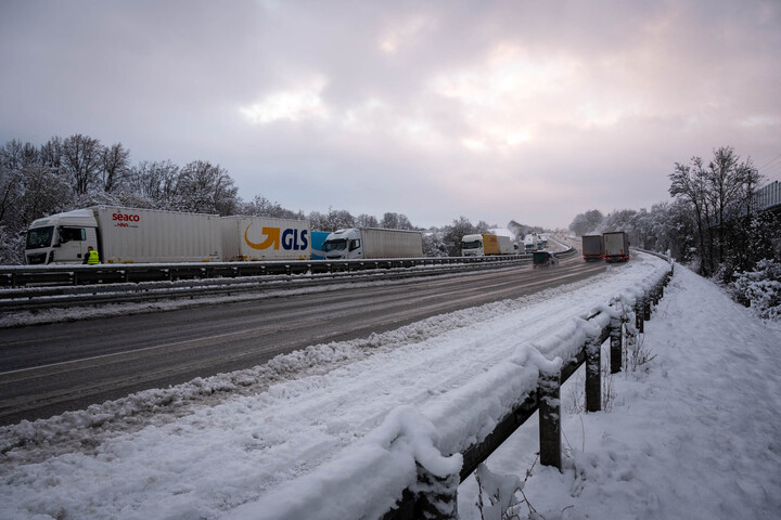 Több baleset is nehezíti a haladást az M1-es autópályán