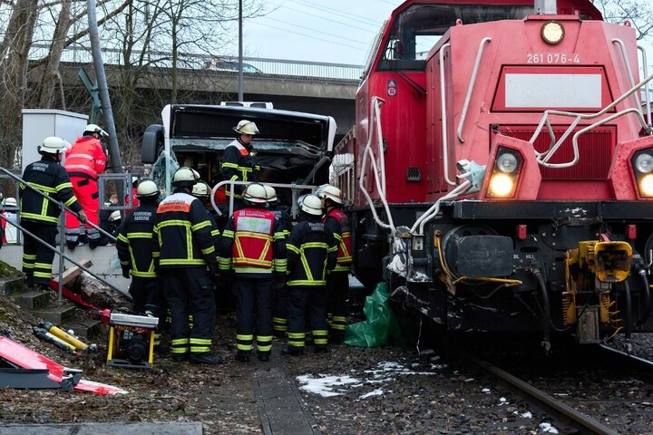 Mozdonnyal ütközött össze egy autóbusz Hamburgban