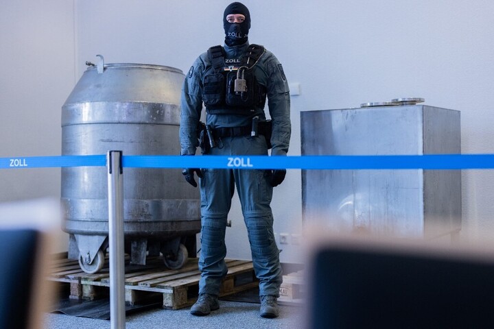 Fotó: ROLF VENNENBERND / DPA / dpa Picture-Alliance via AFP Droglaborokra csaptak le Európa-szerte