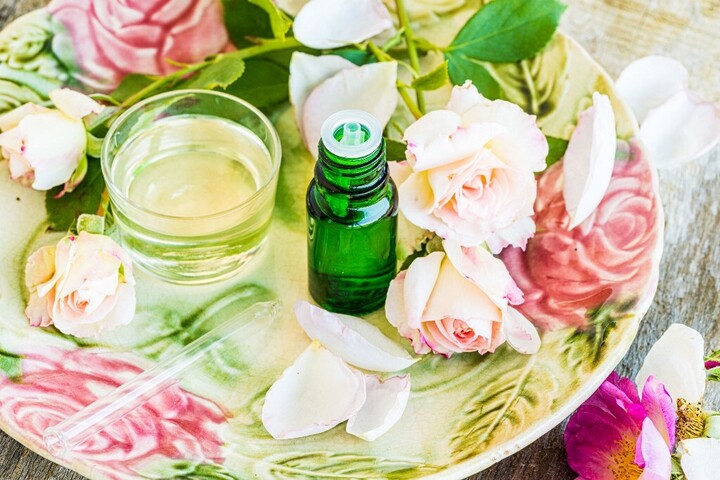 Okosabbak leszünk a rózsaolajtól?