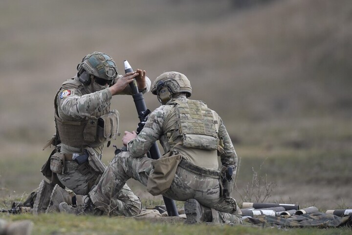 Fotó: Anadolu via AFP/Alex Nicodim Csendes település, ahol lassan a NATO lövedékei dörrennek