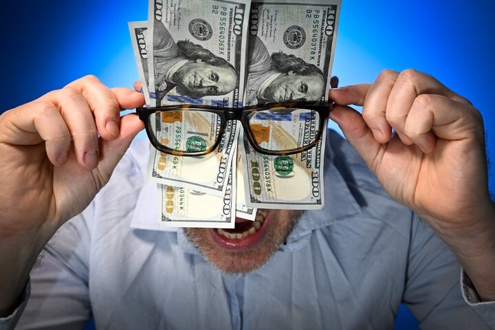 Banki alkalmazott segítette a tolvajt