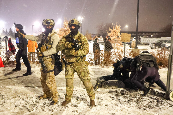 Az ICE-ügynökök jól laknak – majd letartóztatják az éttermi alkalmazottakat