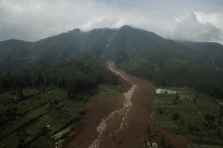Rengeteg áldozatot követelnek a földcsuszamlások Indonéziában