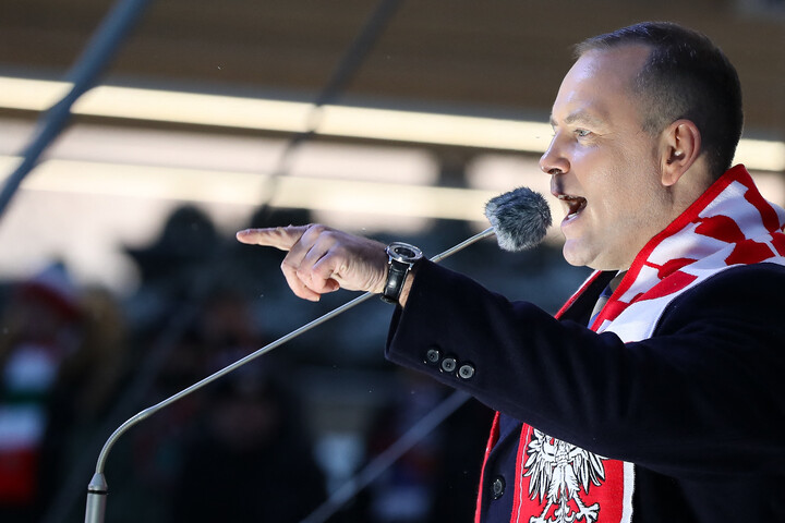 Jobbegyenes a balos cenzúrának