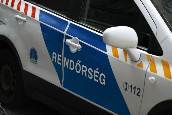 Rendőrnek és ellenőrnek adta ki magát egy fiatal