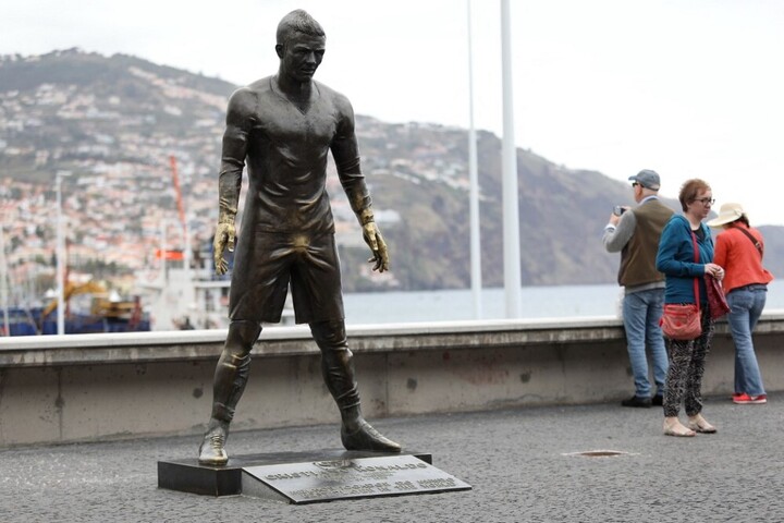 Fotó: AFP/NurPhoto/Danil Shamkin Felgyújtották Cristiano Ronaldo szobrát + VIDEÓ