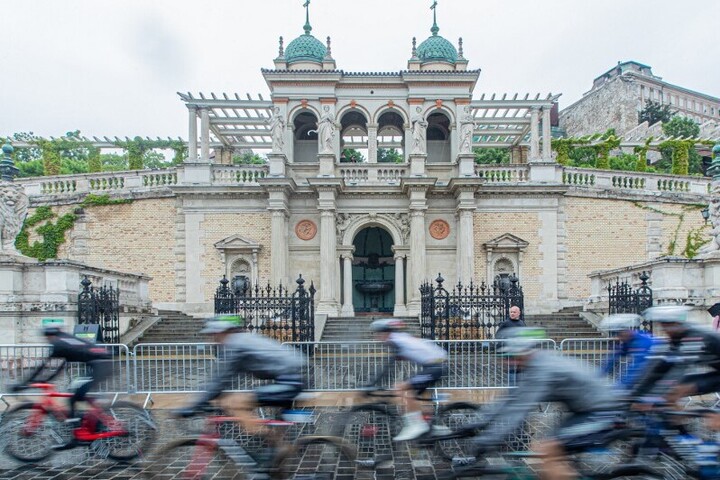 Vidámság költözik a Várkert Bazárba