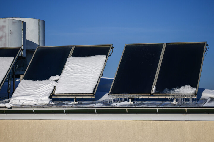 Fotó: NurPhoto via AFP/Beata Zawrzel Mit tegyünk és mit ne ha belepte a hó a napelemeket?