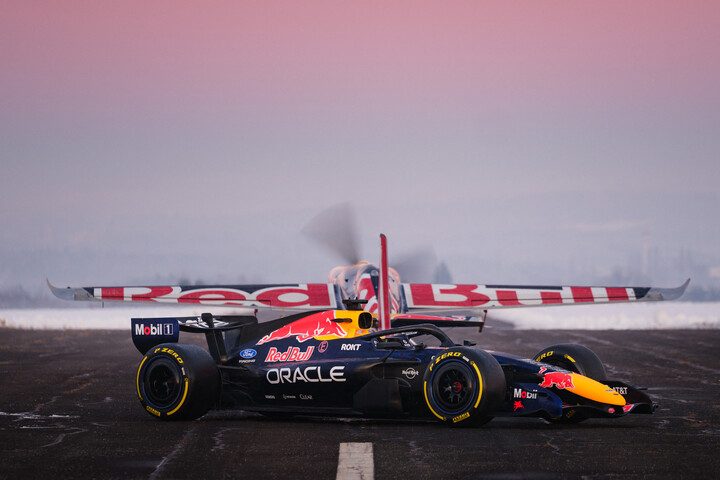 Elsőként a Red Bull-csoport mutatta be autóit