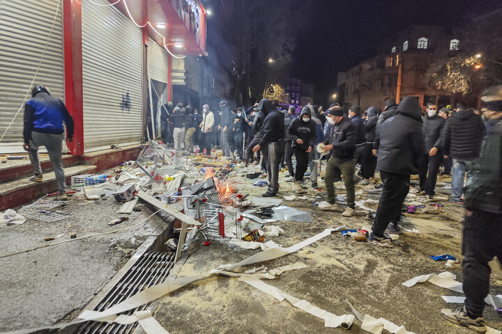 Fotó: Kamran / Middle East Images / Middle East Images via AFP „Határozottan elítéljük a tüntetők legyilkolását”