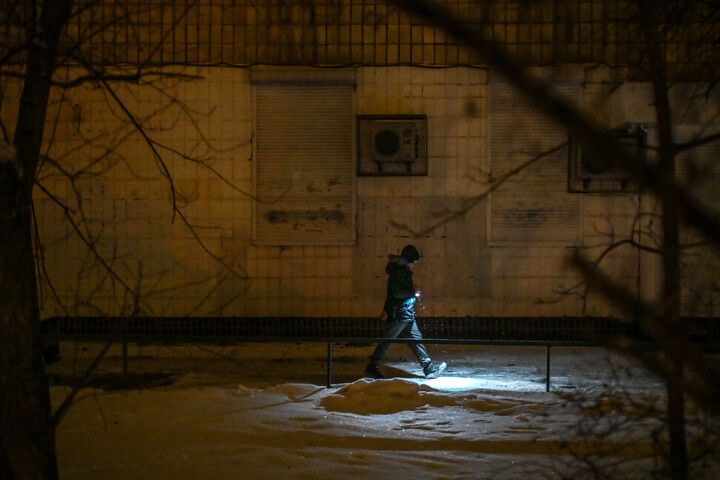 A kijevi lakosok fűtés hiányában a karácsonyfákból raknak tüzeket + VIDEÓ