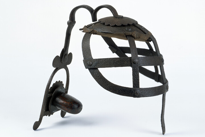 Embertelen eszközzel büntették a fecsegő nőket