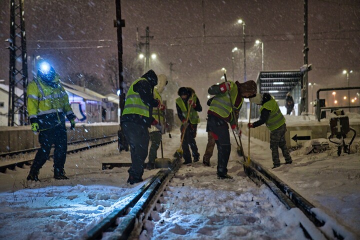 Mintegy ezer ember dolgozik a MÁV-csoportnál a havas időben