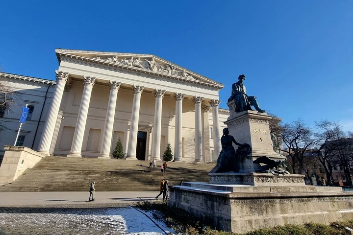 Kiemelték vitrinjéből a koronázási palástot