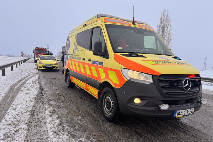 Négyen megsérültek a 85-ös főúton Peresztegnél történt balesetben