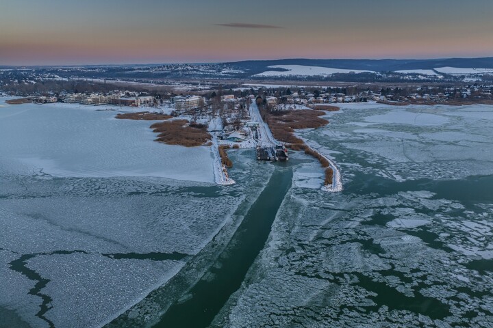 Megbírságoltak egy férfit, aki besétált a Balaton jegére