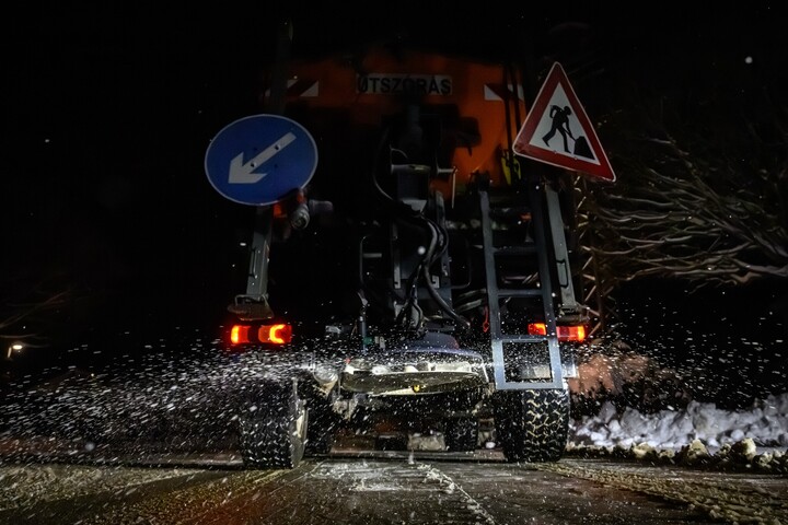 A gyorsforgalmi utak túlnyomórészt szárazak vagy sónedvesek