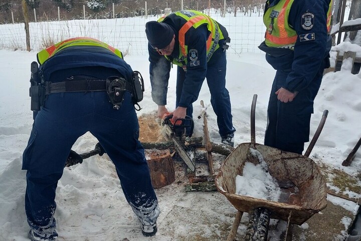 A katonák is viszik a tűzifát