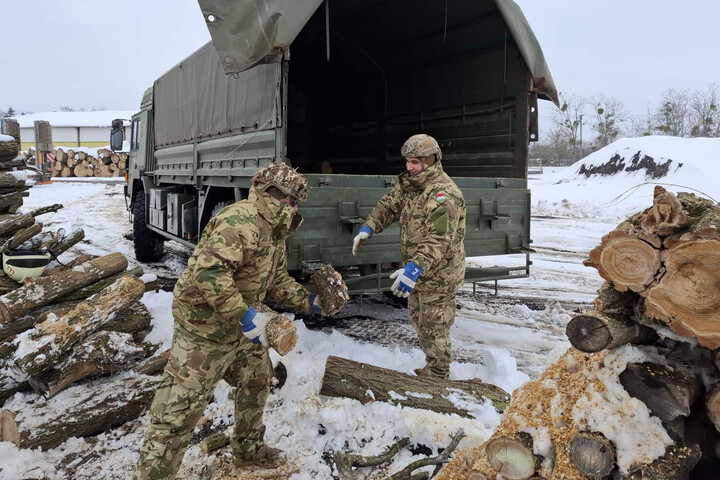 A katonák is viszik a tűzifát