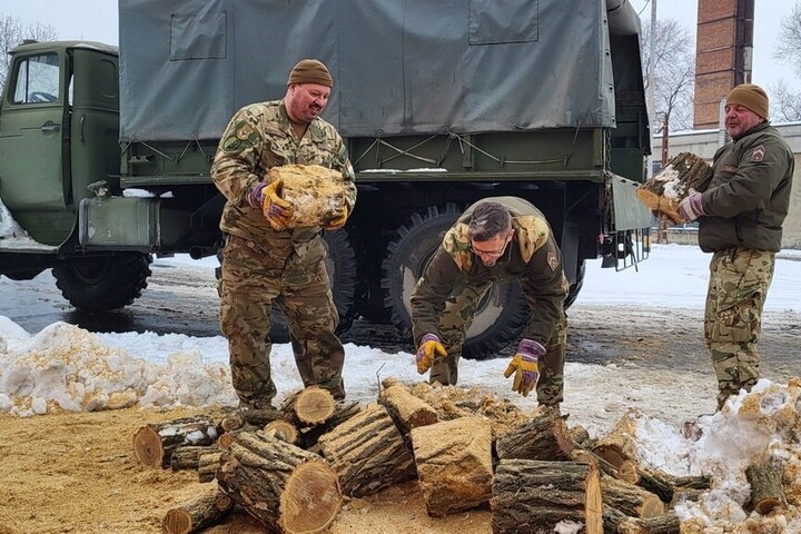 A tűzifa kiszállítása folyamatos