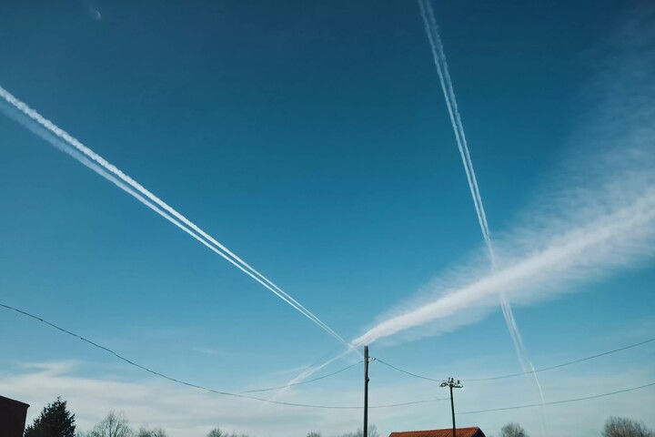 Mérgeznek minket az égből vagy csak kondenzcsíkot látunk?