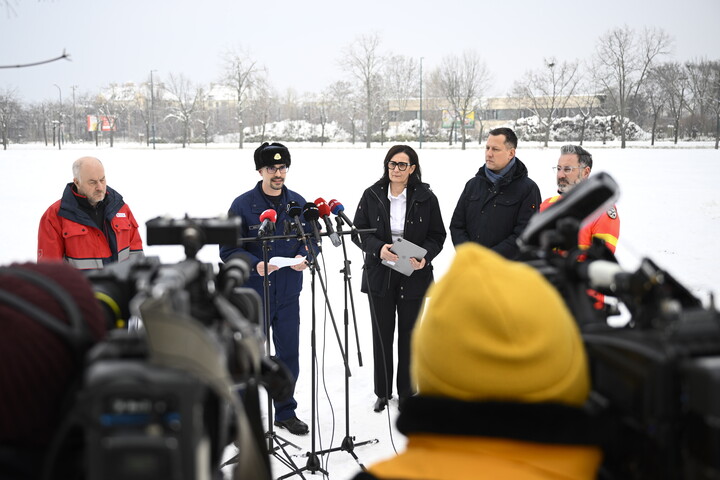 Fotó: MTI/Bodnár Boglárka Ahol riasztás van érvényben, ott aki teheti, ne induljon útnak