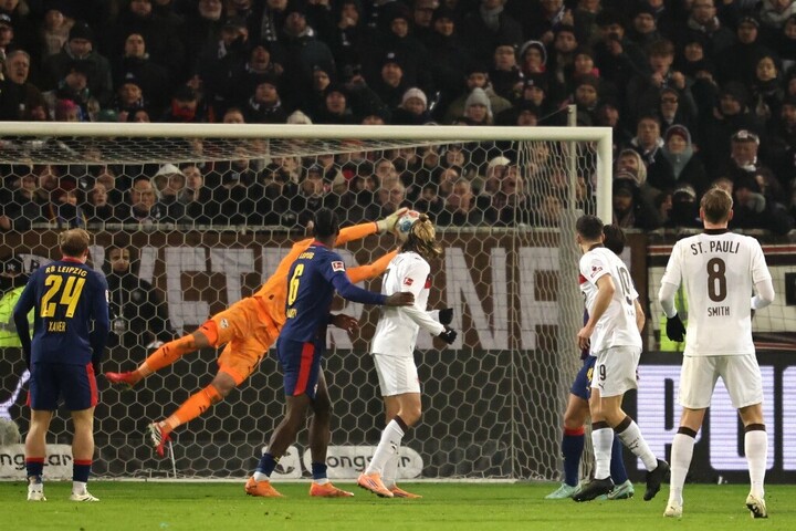 Bundesliga: Az utolsó pillanatokban veszítettek pontokat Gulácsiék