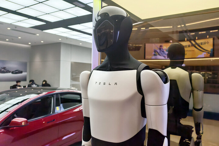 Rekordösszegű beruházásokkal fordul a robotok és a robottaxik felé a Tesla