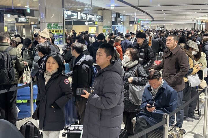 Hétezer utas éjszakázott a repülőtéren