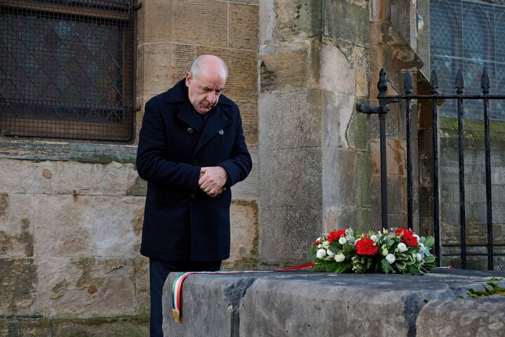 Fotó: Facebook/Dr. Sulyok Tamás Sulyok Tamás megkoszorúzta Skóciai Szent Margit sírját